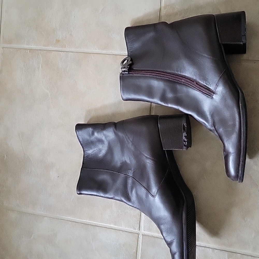 Salvatore Ferragamo Boutique Brown Leather Gancini Boots 7.5 B AS IS - Picture 6 of 15